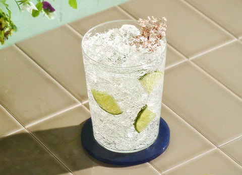 Lemonade gin drink